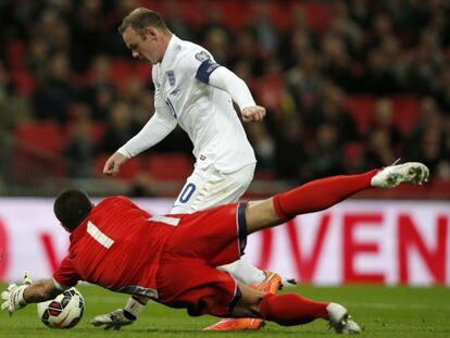 Rooney trata de superar sin éxito a Simoncini.