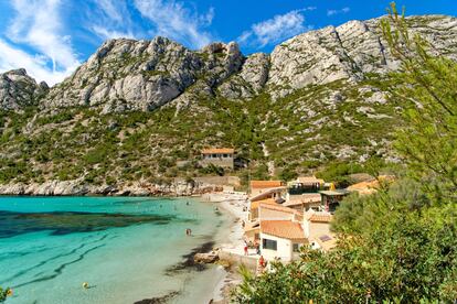 Varios 'cabanons' en la cala de Sormiou, en el parque nacional de Las Calanques.