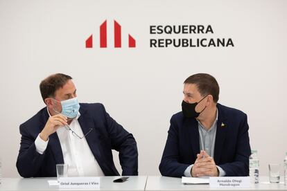 El líder de ERC, Oriol Junqueras, y el coordinador general de EH Bildu, Arnaldo Otegi, intervienen en una reunión en la sede de Esquerra Republicana de Catalunya, a 25 de febrero de 2022, en Barcelona. David Zorrakino - Europa Press