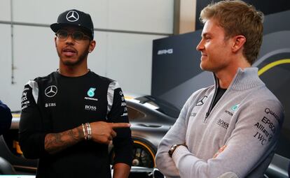 Hamilton y Rosberg, en la f&aacute;brica de Mercedes.
