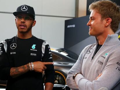 Hamilton y Rosberg, en la fábrica de Mercedes.