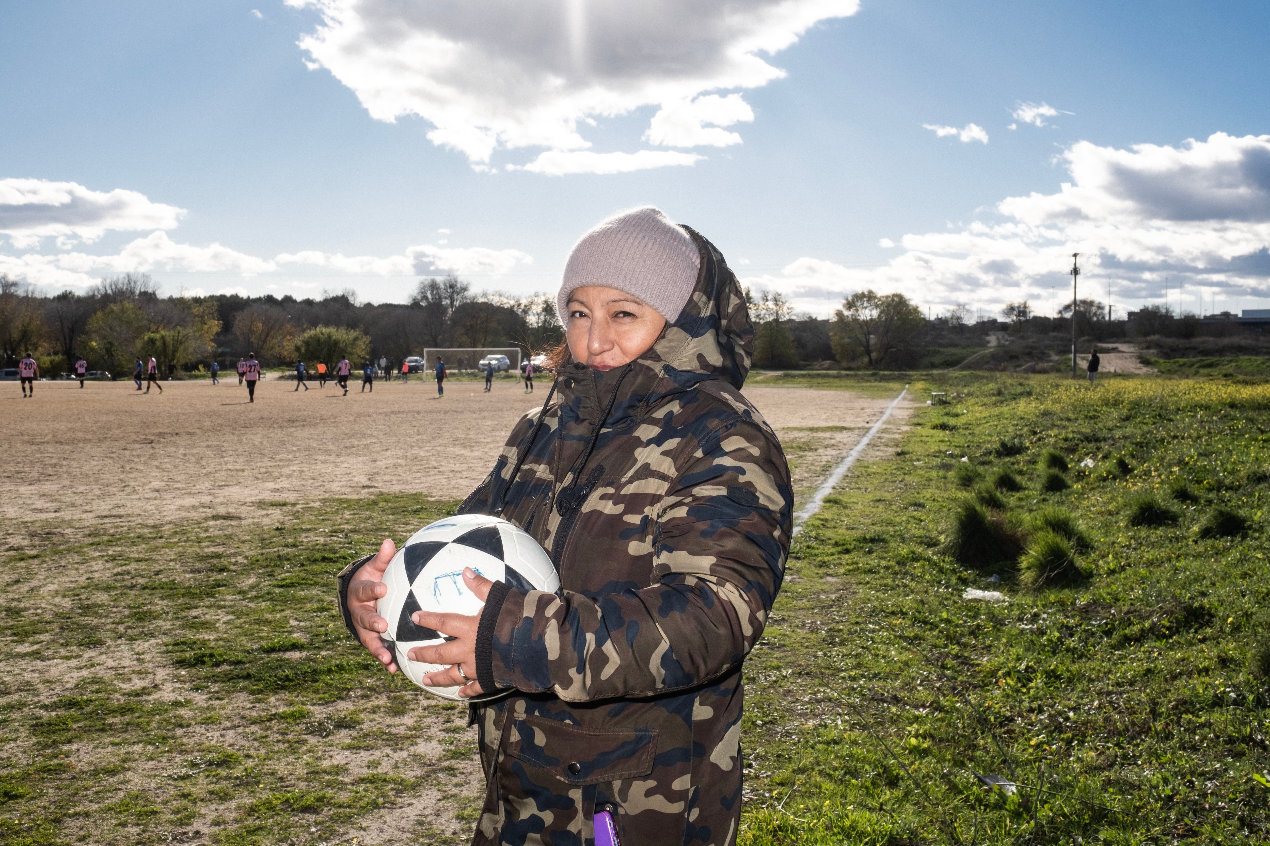 Mercedes Quinatoa posa junto a un campo de fútbol en Alcorcón.