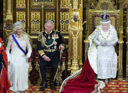 El príncipe Carlos, junto a su esposa Camila escuchan el discurso de la reina Isabel II durante la apertura del Parlamento en Westminster, 8 de mayo de 2013. 