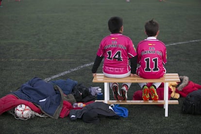 Dos jugadores de un equipo benjamín del Colmenar Viejo, en un partido disputado en esa localidad.