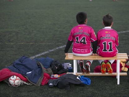 Dos jugadores de un equipo benjamín del Colmenar Viejo, en un partido disputado en esa localidad.