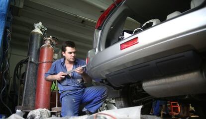 Un planchista en un taller de coches.