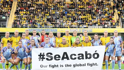 Las jugadoras españolas y suecas posaban juntas con el lema "Se Acabó. Nuestra lucha es una lucha global" antes del inicio del partido entre ambas selecciones, el pasado viernes en Gotemburgo.