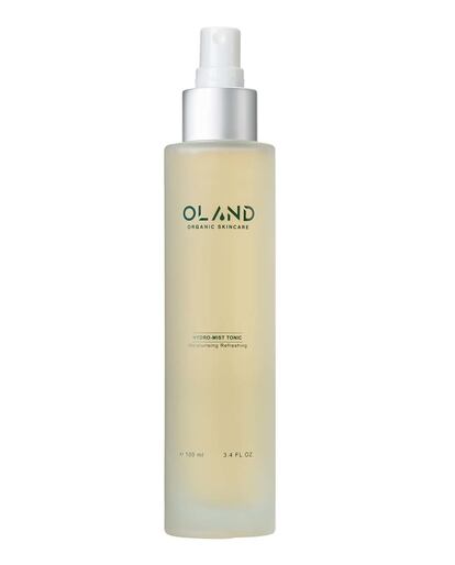 La bruma facial energizante de OLAND revitaliza y aporta energía a tu piel. Un spray refrescante que se puede utilizar en cualquier momento y lugar calmando la piel estresada y protegiéndola de la sequedad gracias a su fórmula a base de agua de naranja, limón y uva orgánica.