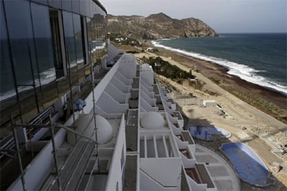 Playa del Algarrobico, desde la novena planta del hotel, con las piscinas en zona de servidumbre.