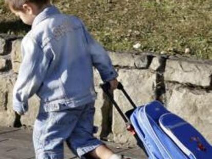 Un niño carga con su mochila camino del colegio