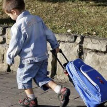 Un niño carga con su mochila camino del colegio