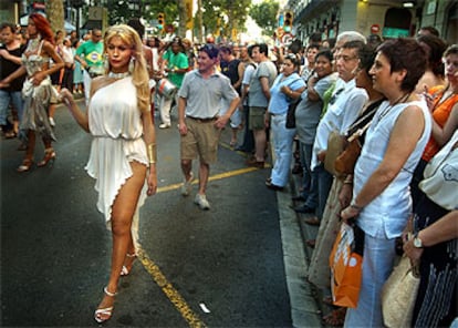 Un grupo de transexuales participantes en la manifestación del Orgullo Gay, a su paso por La Rambla de Barcelona.