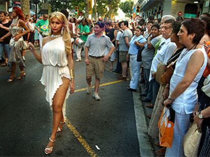 Un grupo de transexuales participantes en la manifestación del Orgullo Gay, a su paso por La Rambla de Barcelona.