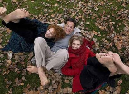 De izquierda a derecha, Magüi Mira, Jorge Sanz y Rosa Boladeras, protagonistas de <i>Descalzos por el parque.</i>