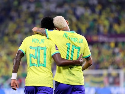 Vinicius y Neymar celebran el gol del madridista a Corea.