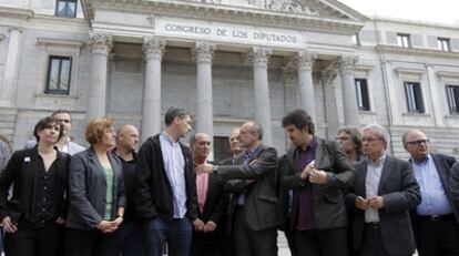 Joan Ridao (ERC, center), alongside Bildu spokesmen, Oskar Matute (left) and Pello Urizar, outside Congress on Wednesday.