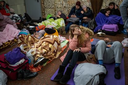 Cientos de ciudadanos se refugian en las estaciones del metro de Kiev, este jueves.