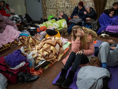 Cientos de ciudadanos se refugian en las estaciones del metro de Kiev, este jueves.