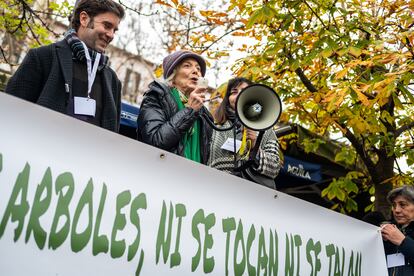 Marisa Paredes (en el centro) lee el manifiesto de la Asociación de Vecinos de Sol y Barrio de Las Letras durante en una concentración contra las talas de árboles de la plaza de Santa Ana, en enero de 2024.
 