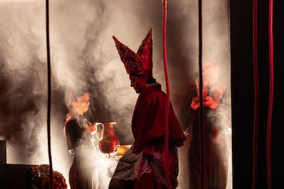 Una escena de 'Domitila', con Irene Martínez Navarro, Ana Quintans y Esteban Jiménez.