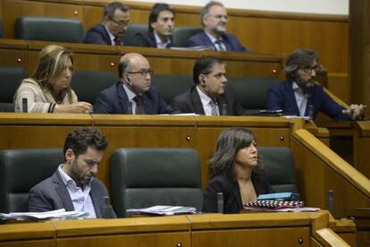 El grupo popular sin Arantza Quiroga tras la polémica. Nerea Llanos junto a Borja Semper en la fila inferior