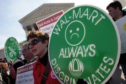 Un grupo de personas protesta frente al Supremo por la discriminación en WalMart.