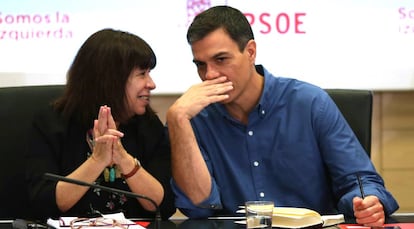 Cristina Narbona junto a Pedro Sánchez, este lunes en Ferraz.