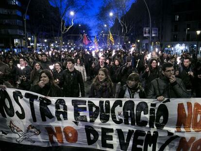 Manifestantes universitarios por las calles de Barcelona.