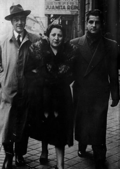 Adolfo Su&aacute;rez pasea, en una fotograf&iacute;a sin fecha, con sus padres, Hip&oacute;lito y Herminia por una calle de Madrid. 