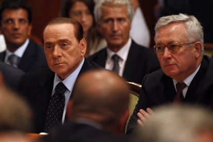 Silvio Berlusconi y Giulio Tremonti, en la reunión de ayer con sindicatos y empresarios.
