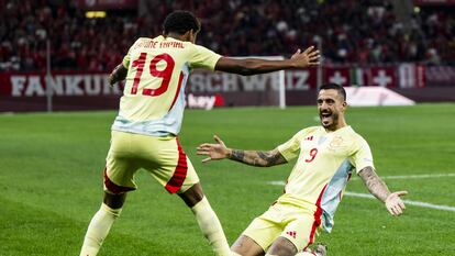 Joselu celebra su gol a Suiza con Lamine Yamal, que le dio la asistencia.