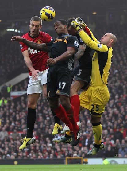 El juego aéreo ha sido otro de los fuerte de Reina. En la imagen, en un partido contra el Manchester United.
