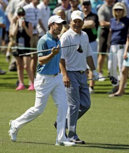 Rory McIlroy camina junto a Jeff Knox.