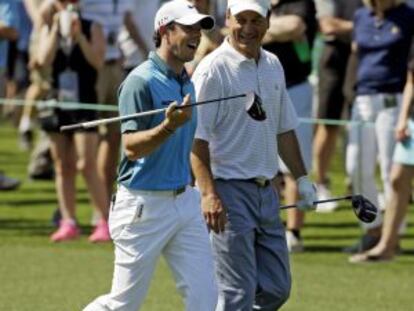 Rory McIlroy camina junto a Jeff Knox.