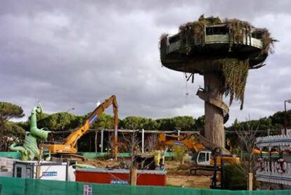 Demolición de la torre con mirador y restaurante con forma de platillo volante en el Parque de Atracciones.