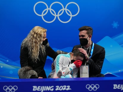 Valieva llora mientras es consolada por su entrenadora, Eteri Tutberidze, y su coreógrafo, Daniil Gleikhengauz.