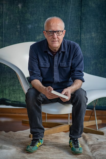 Juan Uslé en su casa-estudio en la aldea de Saro ( Cantabria).