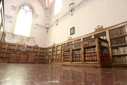 La biblioteca no es la original, sino la que se rehízo en el siglo XVI. En sus estanterías hay cantorales, códices, pergaminos...