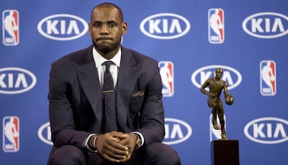 LeBron James, despu&eacute;s de recibir el premio.