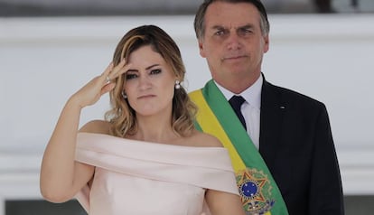 Michelle Bolsonaro, con su esposo en la toma de posesión como presidente de Brasil.