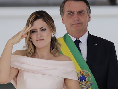 Michelle Bolsonaro, con su esposo en la toma de posesión como presidente de Brasil.