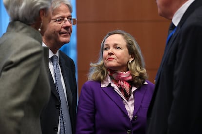 Nadia Calviño junto a Gentiloni, Lagarde en un Eurogrupo.