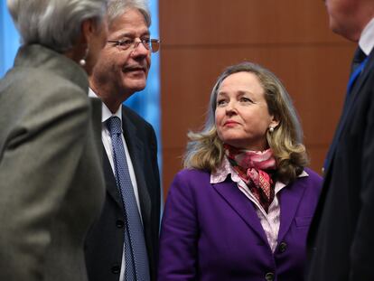 Nadia Calviño junto a Gentiloni, Lagarde en un Eurogrupo.