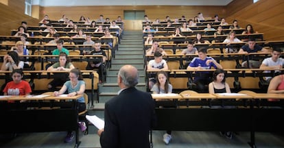 Examen de selectividad Madrid 2016 en la Facultad de Odontología, que Andradas quiere fusionar con Medicina.