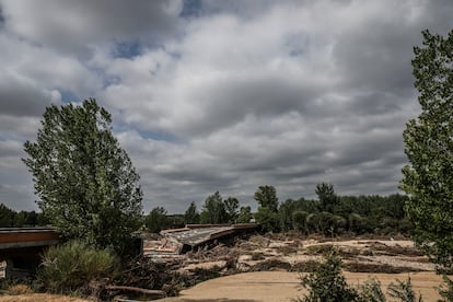 Vista de uno de los puentes destruidos por la Dana. 