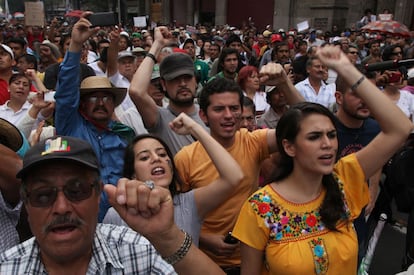 Un grupo de manifestantes durante la protesta contra la reforma energética.