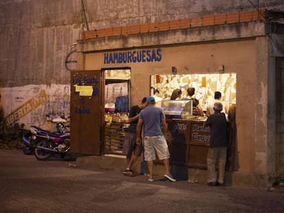 Un comercio de hamburguesas en el barrio de Petare, Venezuela. 