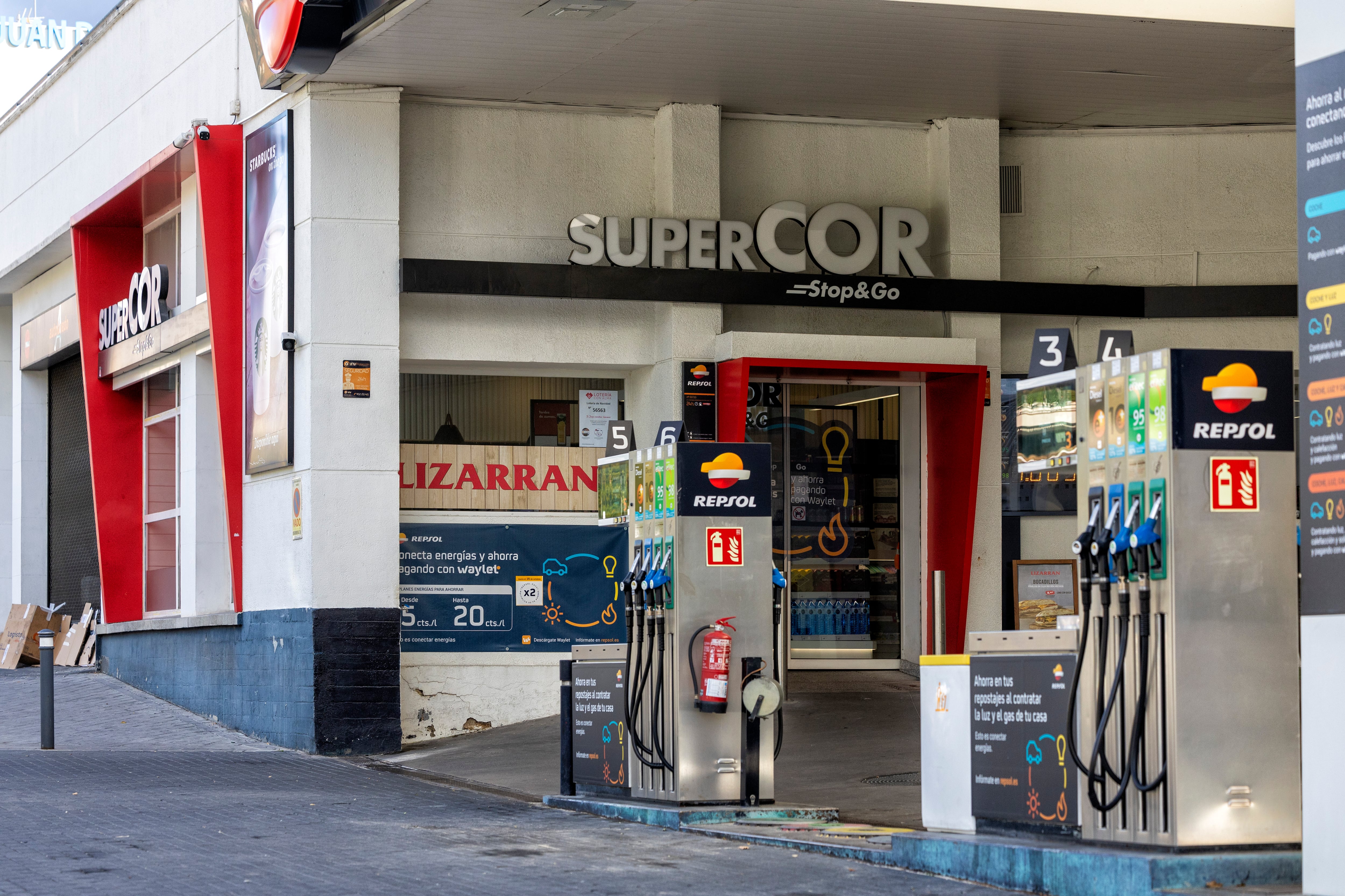 Tienda gasolinera de SuperCor Stop&Go en la calle de Concha Espina de Madrid.