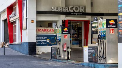 Tienda gasolinera de SuperCor Stop&Go en la calle de Concha Espina de Madrid.