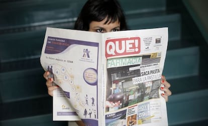 Una joven lee el ejemplar de hoy del diario 'Qué!'.